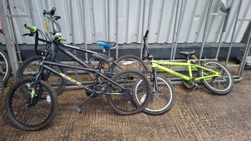 3 X MIXED KIDS BIKE LOT CONTAINING 1 X SAXON FREESTLER AMX BIKE 1X TRAX 1 X 8BALL BMX BIKE