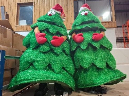 2 X PREMIER CHRISTMAS SINGING AND DANCING LARGE NORDIC PINES 1 METER SIZE (PLEASE NOTE THESE ARE CUSTOMER RETURNS - 1 WORKING POWER CABLE - CONSIDER AS DECORATION ONLY)