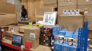 APPROXIMATELY 200+ ASSORTED ITEMS CONTAINING GIFT MUGS, STAR WARS BIG FIGS THE FIGHTER PILOT FIGURE, DISNEY TSUM TSUM 2 PACKS, BRITANNIA ROYAL ASCOT PLACEMAT, SMOK'N SPICE PELLETS, SERVIETTES, SOLAR POWERED DANCING ELVIS, PICTURE FRAMES ETC - ON ONE SHELF