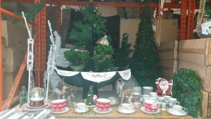 APPROXIMATELY 50 ITEMS IN A MISC CHRISTMAS LOT CONTAINING CHRISTMAS TREES, LED REINDEER FIGURE LIGHTS, SNOWGLOBE, REINDEER ORNAMENTS, CHRISTMAS PLATE,BOWL AND CUP SETS, CHRISTMAS REEF AND VARIOUS OTHER CHRISTMAS DECORATIONS AND ACCESSORIES - IN ONE BAY