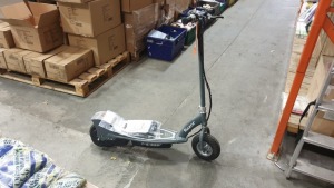 RAZOR E300 ELECTRIC SCOOTER WITH CHARGER - (NOTE BATTERY IS 2016 MAY NEED REPLACING)