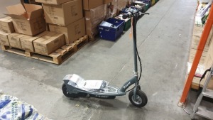 RAZOR E300 ELECTRIC SCOOTER WITH CHARGER - (NOTE BATTERY IS 2016 MAY NEED REPLACING)