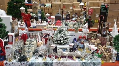 BRAND NEW MIXED CHRISTMAS LOT CONTAINING APPROX 100PCS I.E SNOW EFFECT CHRISTMAS TREE, 1M METAL TREE, VARIOUS ACRYLIC PENGUINS, 31CM LIT VASE WITH LEDS, FLEXIBRIGHT LED STRIP LIGHTS, CHRISTMAS TREE RIBBONS, CHRISTMAS TABLE LAMPS, SNOW STORM PROJECTOR AND