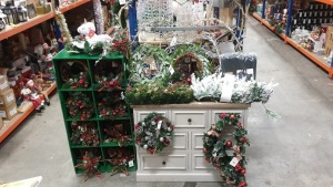 50 + PIECE BRAND NEW PREMIER ASSORTED CHRISTMAS LOT CONTAINING CHRISTMAS STAND WITH 40 + VARIOUS RATTAN CHRISTMAS DECORATIONS AND WREATHS, GOLD HEART CLUSTER WITH 192 LEDS, GARLANDS AND PREMIER TREE COMPANY WREATHS ETC