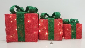 12 X SETS OF 3 LIGHT UP LED CHRISTMAS PRESENTS - GREEN & RED - IN 12 BOXES