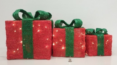 12 X SETS OF 3 LIGHT UP LED CHRISTMAS PRESENTS - GREEN & RED - IN 12 BOXES