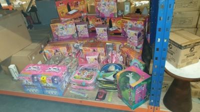 100+ PIECE ASSORTED TOY LOT CONTAINING JOJO SIWA TOTE BAGS, TROLLS 3 PACK COLOUR YOUR OWN BAG SET, TROLLS MAKE YOUR OWN HAIR ACCESSORIES, HATCHIMALS GLITTERING GARDEN MYSTERY CHARM RING, INCREDIBLES 2 PROJECTION KIT, VARIOUS BACKPACKS, JOJO SIWA PENCIL CA