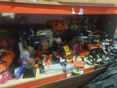 APPROX 300 + ASSORTED HALLOWEEN LOT CONTAINING VARIOUS MASKS, SPINNING MOTOR, HEAD BANDS, STANDING DECORATIONS, SIGNS, SOFT TOYS, LARGE QUANTIYY OF VARIOUS HOUSE DECORATIONS ETC - IN ONE BAY AND 4 BOXES