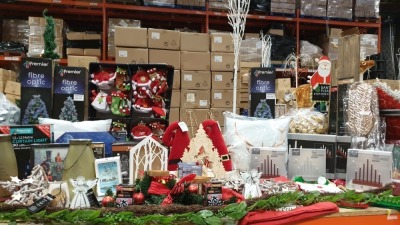 APPROX 200+ PIECE MIXED PREMIER CHRISTMAS LOT IE. FIBRE OPTIC TREES, 20CM CANDLEBRIDGE, 3D LED LENTICULER SCENES, MUSICAL CANVAS, CURTAIN COLOUR CHANGING LIGHTS, LIT ARYLIC CHRISTMAS PLAQUES, CHRISTMAS CUSHIONS AND VARIOUS HOUSE AND TREE DECORATIONS ETC.