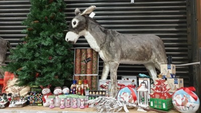 APPROX 100+ PIECE MIXED PREMIER CHRISTMAS LOT IE. LARGE CHRISTMAS TREE, LARGE XMAS DONKEY, LANTERN WITH CHRISTMAS SCENE, WOODEN ADVENT TREE, CHRISTMAS CUSHIONS AND VARIOUS HOUSE AND TREE DECORATIONS ETC.
