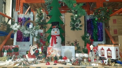 APPROX 110+ PIECE MIXED PREMIER CHRISTMAS LOT IE. SNOW BLOWING LANTERNS, LARGE SNOWMAN, 29CM CANDLE BRIDGE, BATTERY OPERATED CHRISTMAS ACTIVITY SCENE, AND VARIOUS HOUSE AND TREE DECORATIONS ETC.