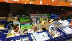 MIXED LOT OF 400+ ITEMS INCLUDING STATIC & FLASHING LED LIGHTS, PREMIER DECORATIONS, PAW PATROL SLIPPERS, LED FLICKERING T-LIIGHTS, PLUSH TOYS, GIANT TREE REMOVAL BAGS, RIBBON, CARDS, 360 SUPERBRIGHT SNOWING ICYCLE ETC - IN 3/4 BAY