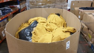 FULL PALLET OF TOPMAN MUSTARD COLOURED JUMPERS IN ASSORTED SIZES - PALLET BOX IS INCLUDED