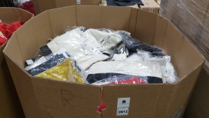 FULL PALLET OF MENS & WOMENS CLOTHING IE. TOPMAN JUMPERS, TOPMAN STRETCH SKINNY JEANS, ONLY CARMAKOMA BLOUSES, TOPMAN TY-SHIRTS, PIECES BELTS, YAS SWIM SUITS, - PALLET BOX IS INCLUDED