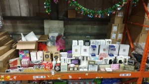 MISC LOT OF APPROX 50 GIFT SHOP ITEMS IN 3/4 BAY IE. BIRTHDAY GLASSES, PLAQUES, RESIN FIGURES, GLASS PLAQUES, HAND CRAFTER POT OF DREAMS, FRIDGE MAGNETS, SWEAR JAR, DONT PANIC BEAKER, SPECIAL MUGS, TABLE DECORATIONS ETC