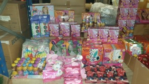 APPROX 200 PIECE ASSORTED TOY LOT CONTAINING TROLLS COLOUR YOUR OWN SPEAKER, DISNEY PRINCESS PAINT YOUR OWN SHOE, TROLLS CREATE YOUR OWN HAIR ACCESSORIES, JOJO SIWA PENCIL CASE, DISNEY PRINCESS BUBBLES SOLUTION ETC