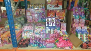 APPROX 200+ PIECE ASSORTED BRAND NEW TOY LOT CONTAINING JOJO SIWA BOW SETS, SHIMMER AND SHINE COLOUR YOUR OWN MASK, INCREDIBLES 2 4 IN1 PROJECTION POWER KIT, SHIMMER AND SHINE 8 COLOURED PENCIL SET, JOJO SIWA PURSES ETC
