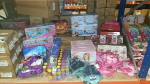 APPROX 250 PIECE ASSORTED TOY LOT CONTAINING JOJO SIWA BOW SETS, DISNEY PRINCESS BUBBLES SOLUTION, JOJO SIWA MIRROR SETS, CARS 3 BAG BUDDY, INCREDIBLES 2 ID CARD MAKER, TROLLS 3 PACK COLOUR YOUR OWN BAG SET ETC