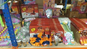 APPROX 100 PIECE ASSORTED BRAND NEW TOY LOT CONTAINING INCREDIBLES 2 PROJECTION POWER KIT, INCREDIBLES 2 TRACING PROJECTOR, JOJO SIWA BOW SETS, TROLLS MAKE YOUR OWN HAIR ACCESSORIES, TROLLS ACTIVITY PACK, JOJW SIWA TOTE BAGS ETC
