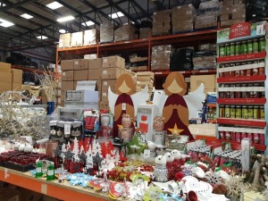 APPROX 300 + PIECE ASSORTED BRAND NEW PREMIER CHRISTMAS LOT CONTAINING VARIOUS SCENTICLES, MULTI PURPOSE DECORATION ACCESSORIES, HANGING DECORATIONS, WOODEN NUTCRACKER ADVENT CALENDAR, VARIOUS HOUSE AND TREE DECORATIONS ETC - ON ONE SHELF
