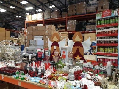 APPROX 300 + PIECE ASSORTED BRAND NEW PREMIER CHRISTMAS LOT CONTAINING VARIOUS SCENTICLES, MULTI PURPOSE DECORATION ACCESSORIES, HANGING DECORATIONS, WOODEN NUTCRACKER ADVENT CALENDAR, VARIOUS HOUSE AND TREE DECORATIONS ETC - ON ONE SHELF