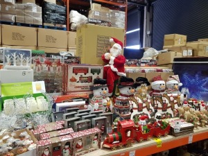 APPROX 250+ PIECE ASSORTED BRAND NEW PREMIER CHRISTMAS LOT CONTAINING STANDING WOODEN ORNAMENTS, 88X69CM LED STAR, JINGLE BELLS SIGN, METAL TRAIN, CHRISTMAS 13 PIECE TRAIN SET, LED CANDLES, 100ML RED FRUITS REED DIFFUSER, ACRYLIC LED SNOWMEN, SANTA ON A U