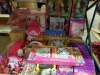 APPROX 110+ PIECE MIXED TOY LOT CONTAINING TROLLS COLOUR YOUR OWN 3 PIECE BAG SET, TROLLS PAINT YOUR OWN MONEY BANK, INCREDIBLES 2 PROJECTION STATION, DISNEY FROZEN SEQUIN FUN SETS, KIDS CREATE MAKE YOUR OWN CHARM BRACELETS AND JO0JO SIWA MOSAIC VANITY SE