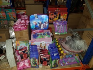 APPROX 200+ PIECE MIXED TOY LOT CONTAINING INCREDIBLES 2 PROJECTION STATION SET, DISNEY FROZEN LENTICULAR SUITCASE, JOJO SIWA MOSAIC VANITY SETS, TROLLS ACTIVITY PACKS AND CARS SPINNING TOP WITH LIGHTS ETC.