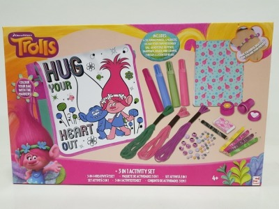 30 X BRAND NEW TROLLS THREE IN ONE ACTIVITY SET INCLUDING PENS, MARKERS, BAG, NOTEPAD AND OTHER ACCESSORIES CONTAINED IN 5 BOXES