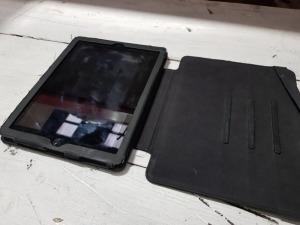 APPLE IPAD TABLET STORAGE CASE +INCLUDES CHARGER