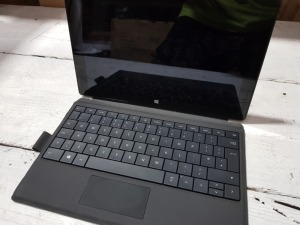 MICROSOFT SURFACE TABLET WINDOWS RT 8.1 O/S 64GB STORAGE DETACHABLE KEYBOARD INCLUDES CHARGER