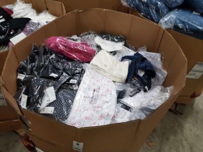 FULL PALLET OF CLOTHING CONTAINING TOPSHOP T-SHIRTS, BURTON MENSWEAR SHIRTS, BURTON MENSWEAR JEANS AND TOPSHOP JEANS