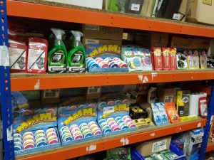 400 PIECE MIXED VEHICLE ACCESSORY LOT TO INCLUDE OF VARIOUS SWEET THEMED AIR FRESHENERS, INTERIOR WIPES, SIMINIZ BUG SHIFTER, AA TOW ROPES, TYRE SAFETY KITS ETC CONTAINED ON TWO SHELVES