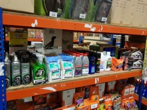 MIXED VEHICLE ACCESSORY LOT TO INCLUDE 50+ PIECES OF, SIMINIZ TYRE SINE, SIMINIZ BUG AND TAR WIPES, CARLUBE ENGINE OIL, CAR PLAN ORIGINAL BLACK, TRIPLEWAX CAR SHAMPOO AUTO CARE INTERIOR CLEANING KITS ETC ON ONE SHELF