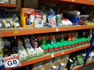 APPROX 400+ PIECE MIXED CAR LOT CONTAINING A LARGE QUANTITY OF MIGHTY OAK AIR FRESHENERS, 1L CLASSSIC SWARFEGA, 4L SWARFEGA ORANGE, TRAVEL ADAPTERS, 5L SHELL HELIX 10W-40 ENGINE OIL AND AUTO CARE PICNIC RUGS ETC