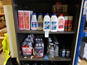 APPROX 75+ PIECE MIXED CAR LOT CONTAINING AUTOCARE ANTIFREEZE, FIRE BLANKET, WONDERWHEELS UNIVERSAL CLEANER, EASYSPRAY ALL PURPOSE PAINT AND BLUECOL ANTI MIST ETC