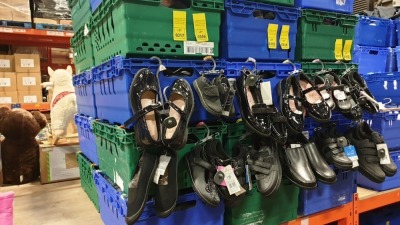 APPROX £600 RETAIL VALUE OF CHILDRENS BLACK FOOTWEAR IN VARIOUS STYLES & SIZES AND CHILDRENS BLUE WINTER BOOTS IN 5 TRAYS (NOT INCLUDED) - NOTE: ITEMS ARE SIMPLE MAGNETIC SECURITY TAGGED