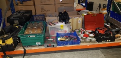 LARGE MIXED LOT CONTAINING - 1 X MAKTEC COMBI DRILL, 2 X TEC 3200-43 GLUE GUNS, TAPE, 2 X TOOL BAGS/CHESTS, SITE SHOES, TAPE GUNS, HANDHELD TOOLS, 7LITRE SPRAY GUN ETC.. CONTAINED ON FULL BAY