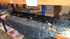 APPROX 50 + PIECE JEWELLERY LOT CONTAINING VARIOUS STYLES AND SIZES OF JEWELLERY IE WATCHES, NECKLACES, COINS AND BEADS ETC