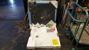 2 X BRAND NEW 900MM X 900MM SHOWER TRAYS - 1 IN BLACK & 1 IN WHITE