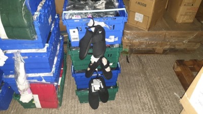 APPROX 80 PARS OF BLACK MACHINE WASHABLE PLIMSOLES IN ASSORTED SIZES / AGES £4-£5 RRP EACH - IN 4 TRAYS