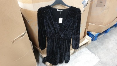 FULL PALLET OF OASIS DRESSES IN VARIOUS STYLES AND SIZES- 6 DRESSES PER PACK TOTAL RRP £300.00 (PER PACK)