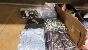 MIXED TOPSHOP LOT CONTAINING LIGHTB BLUE DRESS, NAVY PATTERNED DRESS, WHITE AND BLACK FLOWER DRESSES AND TOPSHIRT SKIRT AND JEANS ETC TOTAL RRP £600.00