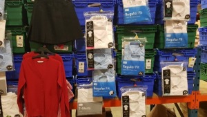 £400 MIN RETAIL VALUE OF CHILDRENS BOYS BLUE AND WHITE SHIRTS SHORT SLEEVED SHIRTS IN VARIOUS STYLES AND SIZES IN 5 TRAYS (NOT INCLUDED)