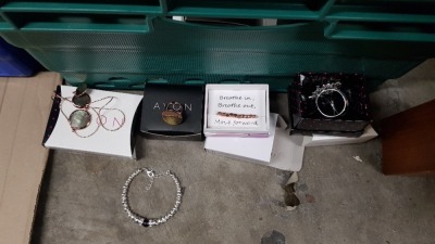 FULL TRAY CONTAINING APPROX 200 X AVON KANDYCE GIFT SET, 18K GOLD PLATED RING, KESARA WELLBEING BRACELET AND ANITA FLORAL RING (TRAY NOT INCLUDED)