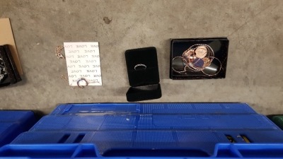 FULL TRAY OF APPROX 250 X AVON KANDYCE GIFT SET, ROSE GOLD LOVE NECKLACE AND A XO STACKING RING (TRAY NOT INCLUDED)