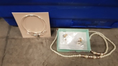 FULL TRAY OF APPROX 300 X AVON CHARLEIGH CHARM BANGLE - CARRIE AND GINNETTE EARRING GIFT SET (TRAY NOT INCLUDED)