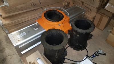 SMC 200MM PNEUMATIC PINCH VALVE & 2 X SPARE SLEEVES