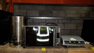 3 PIECE MIXED KITCHEN LOT CONTAINING A KENWOOD 900W MICROWAVE GRILL COMBI, GEORGE FOREMAN TOASTIE MAKER AND A CYGNET WATER BOILER