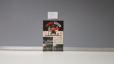 *MANCHESTER UNITED VS CHARLTON ATHLETIC - 6TH OCTOBER 1956-57 NO6 OFFICIAL MATCH DAY PROGRAMME (BOBBY CHARLTON'S DEBUT) IN NEAR MINT CONDITION WITH TOKEN + NEWSPAPER CLIPPING